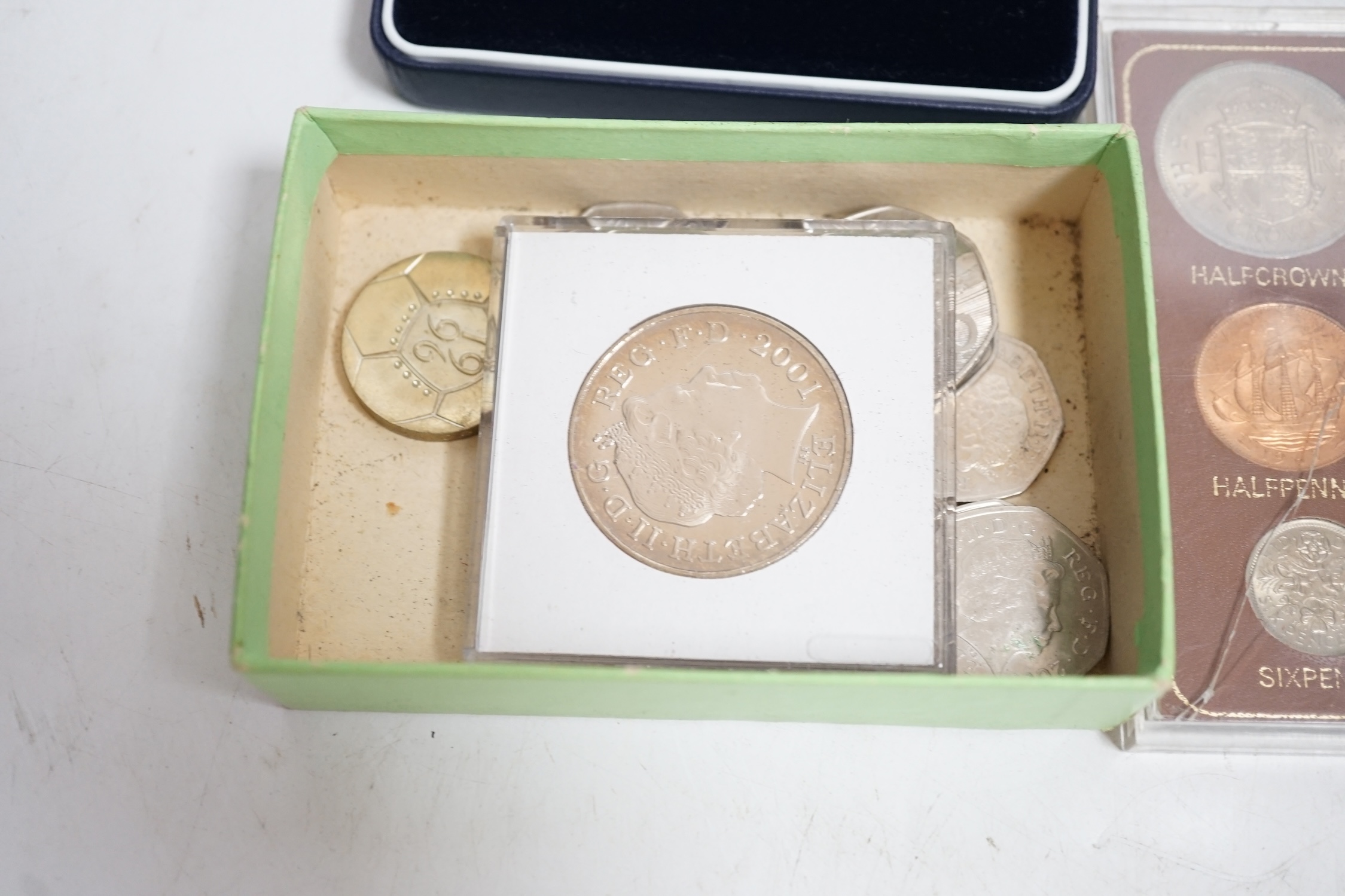 A quantity of assorted British decimal coinage, commemorative crowns, Queen Elizabeth II 80th birthday five pound pair, etc. Condition - fair